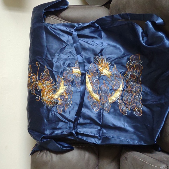 Silk Chinese Robe With Amazing Detail - Picture 2 of 9